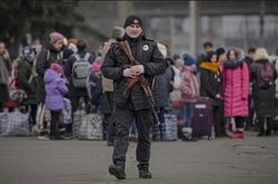 Tổng thống Ukraine xuống phố ghi hình trấn an dân