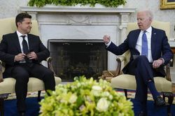 Mỹ đề nghị sơ tán Tổng thống Ukraine Volodymyr Zelensky