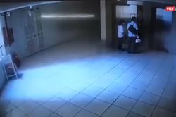 Clip: Chồng đau đớn ngã vật ra sàn khi chứng kiến vợ nhảy lầu tự tử