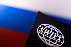 Khủng hoảng Ukraine: SWIFT là gì, có thể trở thành 'vũ khí' chống Nga không?