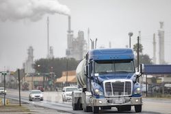 Giá dầu Brent tăng gần 5% trong tuần qua do căng thẳng Nga-Ukraine