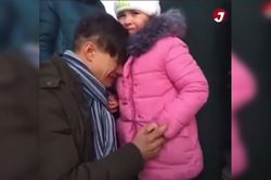 Ông bố trẻ bật khóc, bịn rịn tiễn con gái nhỏ đi sơ tán trong cuộc xung đột Nga - Ukraine