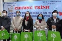 Kinh tế Phát móc khóa, tờ rơi tuyên truyền 'Ngày Chủ nhật xanh, Chủ nhật vì cộng đồng'
