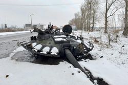 Quân Ukraine kháng cự mãnh liệt, xe tăng T-72B3 Nga bị đánh bật tháp pháo