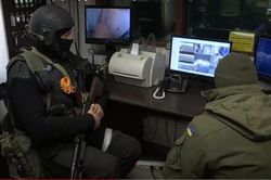 Binh sĩ Nga và Ukraine cùng canh gác nhà máy điện hạt nhân Chernobyl