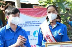 Ngày lao động đặc biệt của Hoa hậu H'Hen Niê