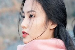 Đến nhà tôi chơi nhưng mẹ chồng luôn ôm khư khư túi xách, khi về, bà lấy ra bọc tiền đưa thẳng cho tôi
