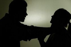 Bị xin tiền, 'phi công' bóp cổ người tình trong nhà nghỉ