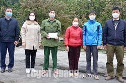 Ban dân tộc tỉnh tặng quà gia đình bị hỏa hoạn