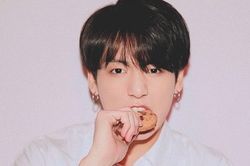 Ngoài gà xào cay, Jungkook BTS còn thích ăn gì mà càng ăn càng đẹp
