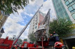 TP. HCM: Cứu 3 người mắc kẹt trong đám cháy ở căn nhà 6 tầng