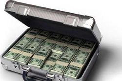 Va ly chứa USD 'âm phủ' tố kẻ lừa đảo