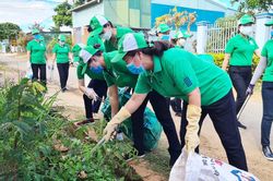 Pleiku ra quân thu gom rác thải tại khu vực công cộng