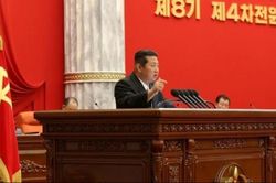 Nhà lãnh đạo Kim Jong-un kêu gọi đảng viên Triều Tiên 'tôn trọng dân như món quà trời ban'