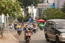 Nắng nóng 36 độ, người dân TP. HCM 'thở không ra hơi'