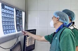 Cứu nam thanh niên ho ra nhiều máu do mắc COVID-19 và lao phổi
