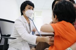 Điều trị thành công bé gái vừa mắc hội chứng hậu COVID-19 hiếm gặp, vừa bị sốt xuất huyết