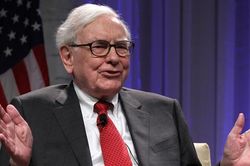 Warren Buffett: Không nên bán tháo cổ phiếu để tích trữ tiền mặt, vàng hay Bitcoin khi xảy ra chiến tranh