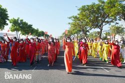 Tôn vinh vẻ đẹp áo dài Việt Nam