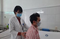 Nội soi gắp đinh sắt dài 3cm trong phế quản bệnh nhân
