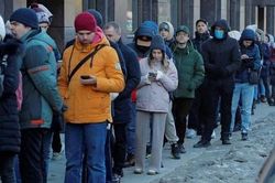 Xung đột Ukraine: Nga tăng gấp đôi lãi suất sau khi đồng rúp lao dốc
