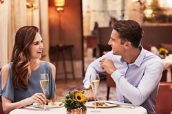 Những món quà hàng hiệu của ông hàng xóm độc thân đa tình đã 'đánh gục' vợ tôi