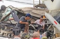 Cabin xe đầu kéo bị tông nát, tài xế bị thương nặng được giải cứu ra ngoài
