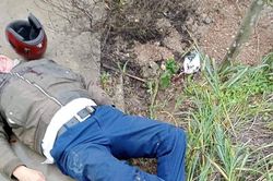 Đối đầu với xe ô tô tải, người đàn ông đi xe máy gãy chân