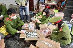 Thu giữ gần 1.600 chai xịt khuẩn tay, 2.000 chai dầu gió được làm giả