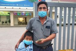 Trao 22 triệu đồng giúp đỡ cháu bé bị mẹ tâm thần đánh gãy tay