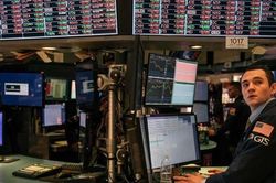 Dow mất gần 600 điểm; Giá dầu tăng vọt 11%