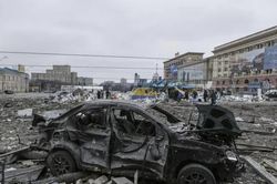 Khung cảnh hoang tàn ở Kharkiv sau khi bị Nga pháo kích