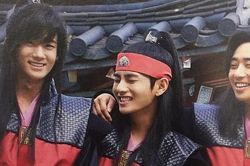 Là bạn thân siêu sao V BTS hóa ra cũng bình thường thế này