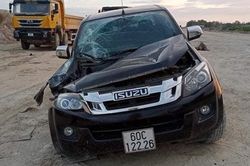 Tài xế dùng gầu xe múc đập nát ô tô đối mặt với tội danh nào?