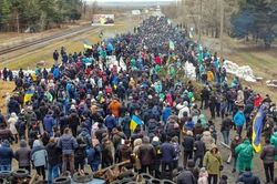 Người dân Ukraine tạo ra chướng ngại vật dài cả cây số để bảo vệ nhà máy điện hạt nhân