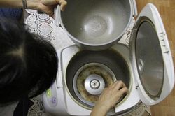 Mở nồi cơm điện nhà bạn gái, chàng trai liền 'nôn thốc nôn tháo' bởi thứ nhầy nhụa kinh khủng này