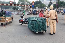 Ra quân xử lý xe máy, xe thô sơ chở hàng hóa cồng kềnh