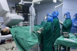 Đau ngực, vào viện phát hiện nhiễm COVID-19 và nhồi máu cơ tim