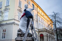 Người dân Ukraine quyết tâm bảo vệ di tích lịch sử