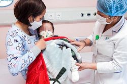 Bé trai 6 tháng tuổi nhiễm trùng máu sau bỏng do xông phòng Covid-19