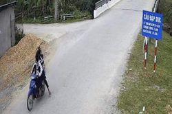 Bắt giữ 3 thiếu niên điều khiển xe máy cướp giật điện thoại