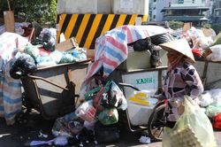 Một số địa phương có dấu hiệu quá tải thu gom rác nguy cơ lây nhiễm