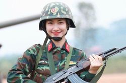Hòa Minzy khoe ảnh 'nhập ngũ', dàn cầu thủ tuyển Việt Nam vào 'trêu ghẹo'