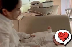 Nhóc tỳ nhà Bảo Thy cười khoái chí trong lần được được mẹ làm điều đặc biệt