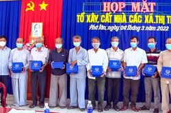 UBMTTQVN huyện Phú Tân họp mặt các tổ cất nhà từ thiện