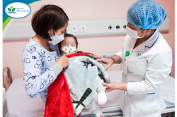 Xông phòng COVID-19, bé 6 tháng tuổi bị nhiễm trùng máu