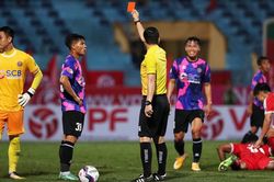 HLV trưởng Sài Gòn FC: 'Thẻ đỏ và 11m làm thay đổi hoàn toàn cục diện trận đấu'