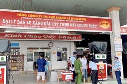 Xử phạt gần 450 triệu đồng với 2 doanh nghiệp bán xăng kém chất lượng