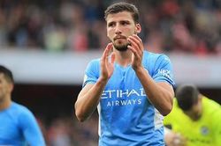 Man City đón tin dữ trước derby Manchester