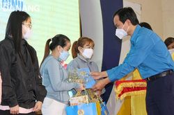 Trao 20 suất quà cho lao động nữ đơn thân khó khăn